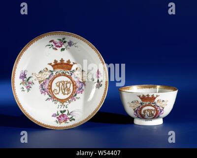 Cup and saucer with a crowned monogram and flower sprays, Porcelain cup and saucer, painted on the glaze in blue, red, pink, green, purple, black and gold. On the shelf a crowned monogram 'S.C.W.' flanked by angels with a trumpet. Under the monogram the date '1776'. Four flower branches on the wall. The inner edge with a decorative band. Old label on the bottom with 'S.C.W. (British Museum) '. A crack in the wall of the head. Weapon porcelain with enamel colors., anonymous, China, 1776, Qing-dynasty (1644-1912) / Qianlong-period (1736-1795), porcelain (material), glaze, gold (metal Stock Photo