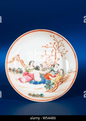 Saucer with a group of figures in a landscape, Porcelain dish, painted on the glaze in blue, red, pink, green, yellow and black. On the front of the dish a group of five European people sitting in a landscape, dressed in classical robes, in the background mountains and a tree. European representation in enamel colors., anonymous, China, c. 1750 - c. 1774, Qing-dynasty (1644-1912) / Qianlong-period (1736-1795), porcelain (material), glaze, vitrification, h 2.1 cm d 11.9 cm d 7.1 cm Stock Photo