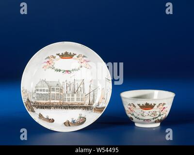 Bell-shaped cup with a port scene of Amsterdam, Bell-shaped porcelain cup, painted on the glaze in blue, red, pink, green, brown, black and gold. On the wall a harbor view of the Nieuwe Stadsherberg in Amsterdam from the river IJ, on the river a few boats and ships manned by European men in eighteenth century clothing. Above the cityscape a cartouche in the shape of two angels holding a crown and a garland. The cartouche is filled with an unidentified monogram. Two cracks in the wall of the head. European show in enamel colors, Amsterdam, anonymous, China, c. 1765, Qing-dynasty (1644-1912 Stock Photo