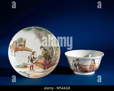 Bell-shaped cup with a seated lady and a man smoking a pipe, Bell-shaped porcelain cup painted on the glaze in red, pink, green, yellow, brown and black. On the outside a continuous scene of a woman sitting on a rock with a pipe man in front of her in a river landscape with trees, a tower and a house on the other side of the river. European representation in enamel colors., anonymous, China, c. 1750 - c. 1774, Qing-dynasty (1644-1912) / Qianlong-period (1736-1795), porcelain (material), glaze, vitrification, h 6 cm d 11.9 cm d 6.3 cm Stock Photo