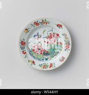 Plate with lotus plants, ducks and flower sprays, Porcelain plate, painted on the glaze in blue, red, pink, green, yellow, purple and black. On the flat a pond with lotus plants and two mandarin ducks, on the edge four flower branches with a butterfly or fruit (finger lemon, pomegranate) and four fruit branches. Famille rose., anonymous, China, c. 1800 - c. 1899, Qing-dynasty (1644-1912), porcelain (material), glaze, vitrification, h 2.9 cm d 22.7 cm d 12.1 cm Stock Photo