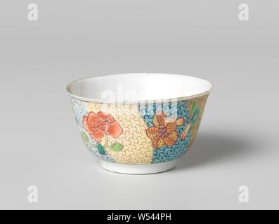 Bell-shaped cup with three flower sprays on multi-colored diaper pattern, Bell-shaped porcelain cup painted on the glaze in blue, red, pink, green, yellow, black and gold. A stylized lotus flower on the wall in a medallion, from this medallion eight twisted boxes with differently colored napkin work, on these boxes three flower branches (peony, magnolia). Head has been broken. Porcelain with enamel colors., anonymous, China, c. 1725 - c. 1749, Qing-dynasty (1644-1912) / Yongzheng-period (1723-1735) / Qianlong-period (1736-1795), porcelain (material), glaze, gold (metal), vitrification, h 3.6 Stock Photo