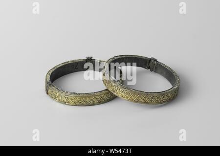 Pair of bracelets (chandan churi), Bracelet (chandan churi) with hinge and lock, silver plated with gold. Decorated with diamond motifs, small circles and four pearl borders., anonymous, Surat, c. 1750, gold (metal), silver (metal), striking (metalworking), d 6.5 cm × h 1.5 cm Stock Photo