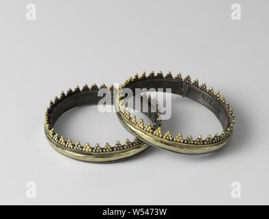 Pair of bracelets (churi), Bracelet with hinge and lock, silver with gold clad. Decorated with small battlements made up of six small balls, one tilt serves as a lock. Two pearl edges., anonymous, Surat, c. 1750, gold (metal), silver (metal), forging, d 8 cm × h 1.8 cm Stock Photo