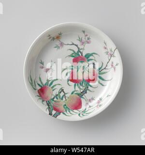 Saucer-dish with a peachtree and a fungus, Porcelain dish, painted on the glaze in blue, red, pink, green, yellow, purple and black. With a continuous peach tree with fruits and blossoms from the foot ring over the outside to the inside wall and on the shelf, next to the trunk on the outside a mushroom (lingzhi). Marked on the underside with the six-character mark of Emperor Qianlong. Famille rose., anonymous, China, c. 1800 - c. 1899, Qing-dynasty (1644-1912), porcelain (material), glaze, vitrification, h 5.3 cm d 26.3 cm d 16.9 cm Stock Photo