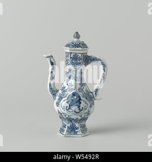 Hexagonal ewer with flowering plants and floral scrolls, Hexagonal jug made of porcelain with a pear-shaped body, long, S-shaped spout and S-shaped ear, painted in underglaze blue. Plants that bloom on the belly are interrupted by a modeled, lobed cartouche with one modeled and one blue-headed lotus vine. The base, rim and cover are divided into six compartments with flower sprays. Wool motifs on the spout and ear. Blue White., anonymous, China, c. 1700 - c. 1724, Qing-dynasty (1644-1912) / Kangxi-period (1662-1722) / Yongzheng-period (1723-1735), porcelain (material), glaze, cobalt (mineral Stock Photo
