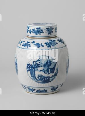 Ovoid covered jar with flower sprays and narrative scenes in medallions, Cover of egg-shaped porcelain pot with a ribbed wall, painted in underglaze blue. On the lid a scene of three Chinese men on a terrace with a servant offering one of them a bowl. On the edge flower branches. Blue-white., anonymous, China, c. 1680 - c. 1720, Qing-dynasty (1644-1912) / Kangxi-period (1662-1722), porcelain (material), glaze, cobalt (mineral), vitrification, h 4.1 cm × d 10.7 cm Stock Photo