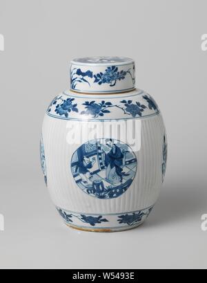 Ovoid covered jar with flower sprays and narrative scenes in medallions, Cover of egg-shaped porcelain covered pot, painted in underglaze blue. On the lid a scene with two ladies on a terrace by a table with a book. On the edge flower branches (lotus). Blue and white., anonymous, China, c. 1680 - c. 1720, Qing-dynasty (1644-1912) / Kangxi-period (1662-1722), porcelain (material), glaze, cobalt (mineral), vitrification, h 4.1 cm × d 10.7 cm Stock Photo