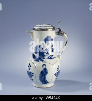 Covered milk jug with lotus plants, flower sprays and Chinese ladies, Porcelain milk jug with pear-shaped body, lid and small, triangular spout, painted in underglaze blue. The belly is divided into six compartments with alternately a flower branch and a Chinese lady (long list). Twice a flowering lotus plant on the wide neck. On the lid a flower branch and a band with spiral work. Marked on the bottom with 'yù', jade. Contemporary silver frame. Blue-white., anonymous, China, c. 1700 - c. 1724, Qing-dynasty (1644-1912) / Kangxi-period (1662-1722) / Yongzheng-period (1723-1735), porcelain Stock Photo
