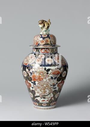 Covered jar with shishi, hoo-birds, flowering plants and floral scrolls ...