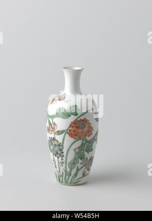 Ovoid vase with lotus, cranes, mandarin ducks and inscription, egg-shaped vase of porcelain with a short neck and spreading edge, painted on the glaze in blue, red, green, yellow, eggplant and black. On the wall are large lotus plants between which two cranes and two flying mandarin ducks, on the other hand an inscription dated the 8th month of 1888, signed with Yun Shui Zhu. Sanded the edge. Old label on the bottom with 'Lot 20 24/2/04 6123.'. Famille verte., anonymous, China, c. 1888, Qing-dynasty (1644-1912) / Guangxu-period (1875-1908), porcelain (material), glaze, vitrification, h 20.9 cm Stock Photo