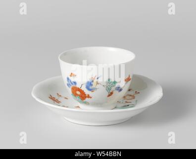 Cup with chrysanthemum and birds, Round porcelain cup, painted on the glaze in blue, red, green, yellow and black, with two chrysanthemum branches and two birds, one in the air. Kakiemon style., anonymous, Japan, c. 1670 - c. 1700, Edo-period (1600-1868), porcelain (material), glaze, vitrification, h 4.7 cm h 4.1 cm d 6.1 cm d 3.3 cm Stock Photo
