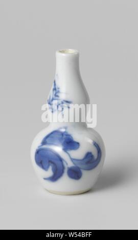 Miniature double gourd-shaped vase with foliate scrolls, China, c. 1675 - c. 1724, Qing-dynasty (1644-1912) / Kangxi-period (1662-1722) / Yongzheng-period (1723-1735), glaze, cobalt (mineral), painting, h 4.7 cm d 2.5 cm Stock Photo