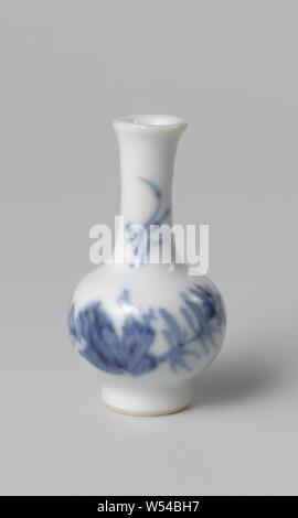 Miniature bottle vase with flowering plants, Miniature bottle-shaped porcelain vase, painted in underglaze blue. A flowering plant on the wall. The neck with twigs. Blue and white ornament derived from plant forms, anonymous, China, c. 1675 - c. 1724, Qing-dynasty (1644-1912) / Kangxi-period (1662-1722) / Yongzheng-period (1723-1735), porcelain (material), glaze, cobalt (mineral), painting, h 4.9 cm d 2.6 cm Stock Photo