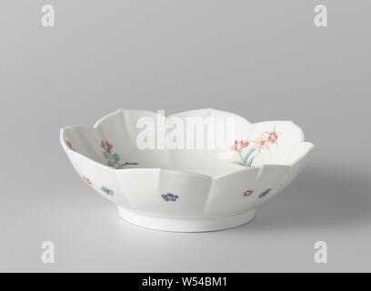 Scalloped dish with flower motifs, Scale with edge of eight shells, painted on the glaze in blue, red, green, yellow and black with three flower branches around a peony branch in the flat. Scattered flowers on the outside wall. A pren on the bottom. Kakiemon style., anonymous, Japan, c. 1900 - c. 1949, porcelain (material), glaze, gilding, h 4.3 cm d 13.8 cm d 7.2 cm Stock Photo