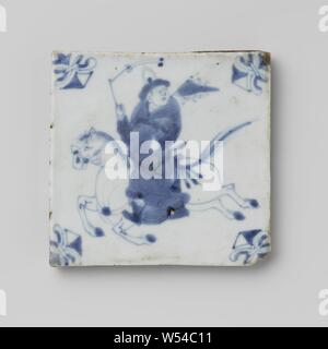 Tile with a Chinese gentlement on a horse, Porcelain tile painted in underglaze blue. In the center a Chinese gentleman on a horse with a whip and a flag in his hands. A European fleur-de-lis design in every corner. Transitional porcelain in blue and white., anonymous, China, c. 1635 - c. 1645, Ming-dynasty (1368-1644) / Chongzhen-period (1628-1644), porcelain (material), glaze, cobalt (mineral), vitrification, t 1.3 cm × l 13.1 cm × w 12.9 cm Stock Photo