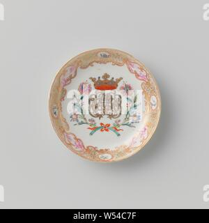 Saucer with a crowned, illegible monogram surrounded by two flower sprays, Porcelain dish, painted on the glaze in blue, red, pink, green, yellow, black and gold. On the shelf a crowned, illegible monogram surrounded by two flower branches, the wall with flower vines containing four cartouches with a landscape and four medallions with plants. European representation in enamel colors., anonymous, China, c. 1750 - c. 1774, Qing-dynasty (1644-1912) / Qianlong-period (1736-1795), porcelain (material), glaze, gold (metal), vitrification, h 2.2 cm d 11.8 cm d 7 cm Stock Photo