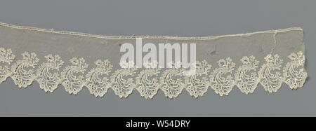 Strip of bobbin lace with fan-shaped bunch of flowers under a curved leaf, Strip of natural-colored bobbin lace, Lille lace. The repeating pattern consists of a curved leaf below the center line of the strip, under which a fan-shaped bunch of flowers hangs. Each cluster forms one scallop with whimsical edges. The successive trusses are placed against each other. The motifs are connected by a mesh ground, a lawn ground. The motifs are made in linen with cutouts and with thicker and shiny contour threads. The top of the strip is finished with a separately clotted strap. The short sides are Stock Photo