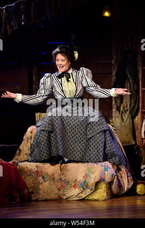 Josie Lawrence playing Aunt Eller in Oklahoma!, Chichester Festival Theatre, West Sussex, UK. 19 July 2019. Stock Photo