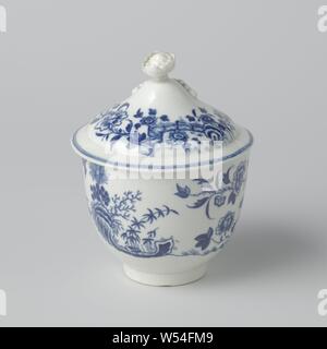 Sugar bowl with Worcester porcelain lid, Sugar bowl with Worcester porcelain lid. The round white sugar bowl is printed in blue with a fence, plants, flowers, trees and two flying birds in Chinese style, the cover that does not fit has the same decoration, has as its handle a white flower bud and a few white leaves and relief. Marked with a shaded crescent in blue., anonymous, Worcester, 1800 - 1900, porcelain (material), h 13.4 cm h 8.1 cm d 8 cm h 9.7 cm × d 10.4 cm Stock Photo