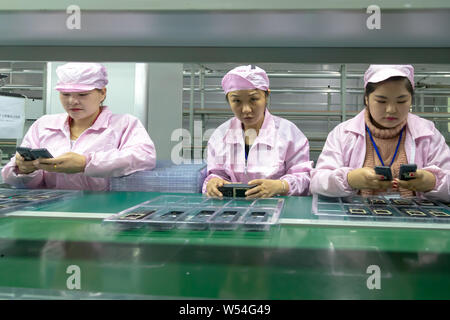 --FILE--Chinese workers manufacture electric products on the assembly ...