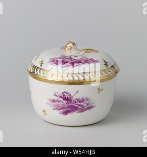 Sugar bowl with a putto on clouds Porcelain sugar bowl painted on the glaze in pink camaieu and gold. On the wall a putto on a cloud with a basket and on the other side with an arrow quiver and a flow...