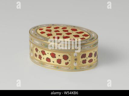 Snuff box with leopard design, Oval golden box, enameled with red-brown spots on yellow ground, like a leopard skin. The edges with green leaves and light violet strips on matted gold., anonymous, c. 1780 - c. 1790, gold (metal), h 3.5 cm × w 8.7 cm × d 6.6 cm Stock Photo