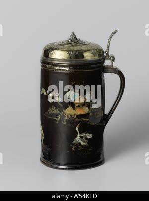 Tankard, Beer mug, painted with quinois on a black background, Cylindrical beer mug made of red Böttger stoneware, with a gilt silver lid. The cylindrical cup is completely covered with a dark brown to black glaze, with the exception of the underside and the inside. The foot and mouth edges are profiled. The multicolored painting, executed in cold lacquer and gold, consists of a Chinese woman with three children standing in a landscape. One of the children carries a fourth on the back. To the left of the ear houses on stilts between rocks and shrubs, including two cranes, to the right of Stock Photo