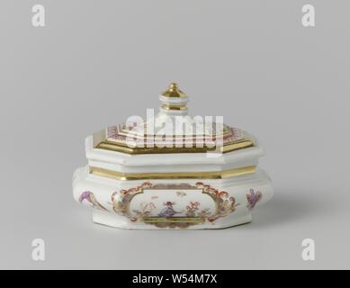 Sugar-box lid, multicolored painted with chinoiseries, The lid has an octagonal button and is painted with landscapes in which on one side there is a Chinese by a vase and on the other a seated pipe-speaking Chinese., Meissener Porzellan Manufaktur, Meissen, c. 1725, porcelain (material), h 4.5 cm × w 10 cm × d 7.5 cm Stock Photo