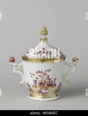 Terrine, multicolored painted with chinoiseries, Terrine of painted porcelain. The terrine has two volute-shaped ears crowned by a woman's head, with a gilt acanthus leaf embossed at the bottom. The lid ends in an artichoke. The terrine is decorated with two. The terrine is marked., Meissener Porzellan Manufaktur, Meissen, c. 1730 - c. 1735, porcelain (material), w 29.0 cm d 18.3 cm d 13.5 cm h 17.5 cm Stock Photo
