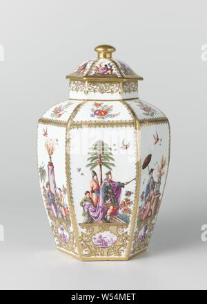 Three vases Vase with lid, multicolored painted with chinoiseries Three vases, Hexagonal vase with lid, painted porcelain. The neck is decorated with symmetrical leaf vines in gold, the ribs with a trim with a lace-like ornament. On the shoulders Indian Blumen. On the six sides large-scale Höroldt chinoiseries are painted with, among other things. a king with a boy who stops his trail and a servant. The chinoiseries are on consoles of leaf and network in gold, in which four-pass spaces are saved in which a landscape. The vase is marked, ornaments, art, Chinese (other cultural aspects Stock Photo