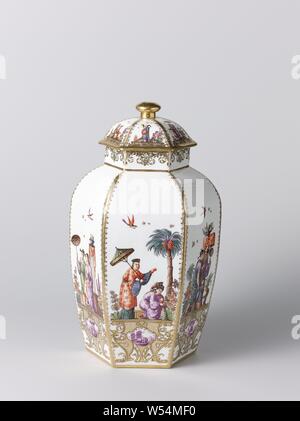 Lidded vase Vase with lid Vase with lid, multicolored painted with chinoiseries, Hexagonal vase with lid, painted porcelain. The ribs of vase and lid are gilded and equipped with lace. The six sides of the vase are decorated with large-scale Höroldt chinoiseries on a symmetrical console consisting of leaf and mesh in black-shaded gold. Four passes are saved in the consoles, including Chinese figures. Small-sized Höroldt chinoiseries are painted on low lids in gold on the lid. The vase is marked., Meissener Porzellan Manufaktur, Meissen, c. 1730 - c. 1735, porcelain (material), h 32.0 cm × d 19 Stock Photo