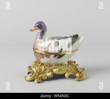 Box in the shape of a duck, Box of painted porcelain, belly of the duck, with gold-colored edge. The duck is partly painted in blue, brown, gray, violet and black. The box is unnoticed., Meissener Porzellan Manufaktur, Meissen, c. 1740 - c. 1748 and/or c. 1750, porcelain (material), bronze (metal), gilding, h 5 cm × w 9 cm × d 14 cm Stock Photo