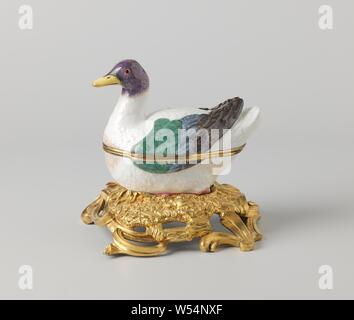 Box with lid in the shape of a duck on a pedestal, Box of painted porcelain. The box has the shape of a duck. The duck sits on a gilt bronze rococo pedestal. The duck is partly painted in blue, green, brown-gray and black, the head in blue, purple and gray with a yellow beak. The box is unnoticed., Meissener Porzellan Manufaktur, Meissen, c. 1740 - c. 1748 and/or c. 1750, porcelain (material), bronze (metal), gilding, h 5.5 cm w 16.7 cm × d 19 cm h 5.2 cm w 9.5 cm × d 14.5 cm h 9 cm w 9 cm × d 17.5 cm h 18.5 cm Stock Photo