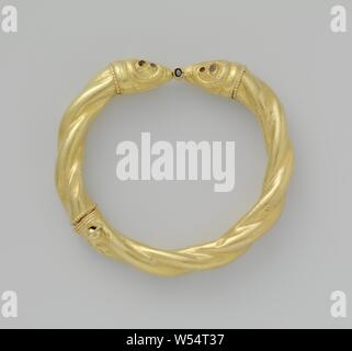 Bracelet, Bracelet of gold, consisting of two turns with ram heads on both ends., anonymous, Egypte (possibly), c. 900 - c. 1100, gold (metal), d 8.5 cm Stock Photo