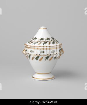 Cover of a sugar bowl with a foliate scroll, Cover of a porcelain sugar bowl, painted on the glaze in green, black and gold. Decorated with a band with vines on one side and flowers and leaves on the other side. Gold border. Cover button is missing., La Courtille Parijs, Paris, c. 1800 - c. 1824, porcelain (material), glaze, gold (metal), vitrification, h 5.5 cm d 6.3 cm Stock Photo
