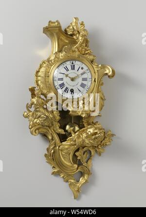 Cartel clock Cartel clock, Cartel pendulum mounted in a gilt bronze case. On a large S-shaped volute, at the bottom left of the round face, the goddess Diana sits on the clouds and holds her arms spread towards the dormant Endymion, located on a smaller volute at the bottom right, with the shepherd's rod in hand and flanked by his dog. Above the dial, Cupid watches with bow and arrow from the clouds. Top left of the dial is a wall with a shell motif and a cornice, finish with flower, leaf and volute motifs, ornaments, art, Diana (Luna) visiting the sleeping Endymion, (story of) Cupid, Amor Stock Photo