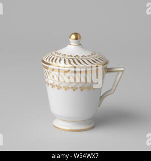 Covered cup (pot de crème) ) with stylized floral scrolls, porcelain lid (cream pot) with a cylindrical, tapered body, spreading foot and angular ear. Painted on the glaze in gold. A band of stylized floral scrolls on the outer edge., anonymous, France, c. 1800 - c. 1810, porcelain (material), glaze, gold (metal), vitrification, h 6.2 cm d 6.3 cm d 4.1 cm w 7.9 cm Stock Photo