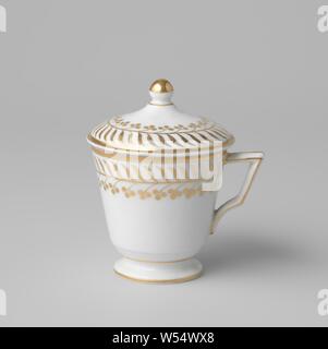 Covered cup (cream jar) with stylized floral scrolls, Porcelain lid cup (cream pot) with a cylindrical, tapered body, spreading foot and angular ear. Painted on the glaze in gold. A band of stylized floral scrolls on the outer edge., anonymous, France, c. 1800 - c. 1810, porcelain (material), glaze, gold (metal), vitrification, h 6.2 cm d 6.3 cm d 4.1 cm w 7.9 cm Stock Photo