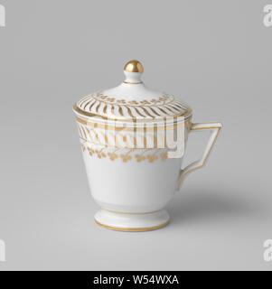 Covered cup (pot de crème) with stylized floral scrolls, Porcelain jar (cream jar) with a cylindrical, tapered body, spreading foot and angular ear. Painted on the glaze in gold. A band of stylized floral scrolls on the outer edge., anonymous, France, c. 1800 - c. 1810, porcelain (material), glaze, gold (metal), vitrification, h 6.2 cm d 6.3 cm d 4.1 cm w 7.9 cm Stock Photo