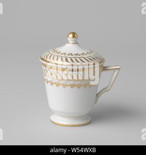 Covered cup (pot de crème) with stylized floral scrolls, porcelain lid (cream jar) with a cylindrical, tapered body, spreading foot and angular ear. Painted on the glaze in gold. A band of stylized floral scrolls on the outer edge., anonymous, France, c. 1800 - c. 1810, porcelain (material), glaze, gold (metal), vitrification, h 6.2 cm d 6.3 cm d 4.1 cm w 7.9 cm Stock Photo
