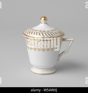 Covered cup (pot de crème) with stylized floral scrolls, Porcelain jar (cream jar) with a cylindrical, tapered body, spreading foot and angular ear. Painted on the glaze in gold. A band of stylized floral scrolls on the outer edge., anonymous, France, c. 1800 - c. 1810, porcelain (material), glaze, gold (metal), vitrification, h 6.2 cm d 6.3 cm d 4.1 cm w 7.9 cm Stock Photo