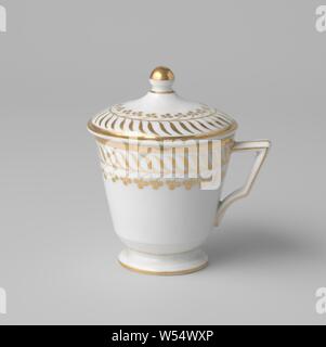 Covered cup ( pot de crème) with stylized floral scrolls, Porcelain jar (cream jar) with a cylindrical, tapered body, spreading foot and angular ear. Painted on the glaze in gold. A band of stylized floral scrolls on the outer edge., anonymous, France, before 1800 - before 1810, porcelain (material), glaze, gold (metal), vitrification, h 6.2 cm d 6.3 cm d 4.1 cm w 7.9 cm Stock Photo