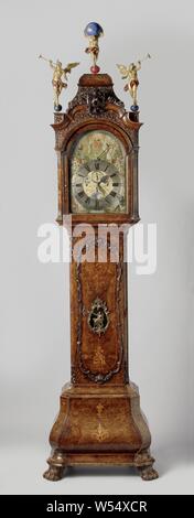 Standing clock, Standing clock in an oak cabinet glued with burr walnut walnut. The used pedestal with obliquely placed corner posts rests on lion claws from the front. The cupboard door is surrounded by stabbed seed beads, bronze fittings gilt around the window. The canopy has slanted pilasters, a scalloped canopy with crest piece with bird and a cut-away frieze, on top of colored spheres are three gilded figures (Faam and Atlas). Figures painted around the dial and a mythological representation, Jan Marc Juntès, Amsterdam, c. 1780, wood (plant material), oak (wood), maple (wood), bronze Stock Photo