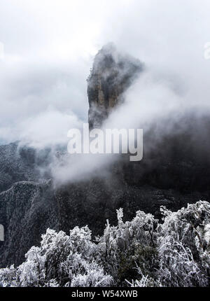 Landscape of the snow-covered Tianmen Mountain in Zhangjiajie city, central China's Hunan province, 16 February 2019. Stock Photo