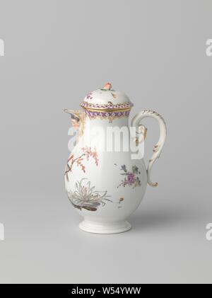 Cover of a coffee pot with birds in a landscape, Cover of a coffee pot made of porcelain, painted on the enamel in gold and gold. Decorated with scattered flowers and a band with napkin work, cover button in the shape of a fruit branch (pear)., Ansbach, c. 1765, porcelain (material), glaze, gold (metal), vitrification, h 3.2 cm d 6.5 cm Stock Photo