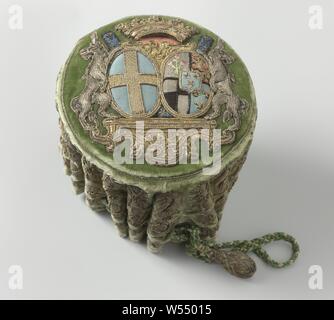 Playground fair of green velvet embroidered with gilt silver thread, decorated on the bottom with unidentified weapon of gold-plated silver thread, brocade and floss silk, Play fair of green velvet embroidered with gold-plated silver thread, decorated on the bottom with unidentified weapon of gilt silver thread, brocade and floss. Model: The flat round bottom is surrounded by a wavy raised edge with holes through which a cord of braided white and green silk, ending in drop shapes of braided silver thread, has been drawn. Lined with goat leather. Decoration: the 20 bulges or 'ribs' are Stock Photo