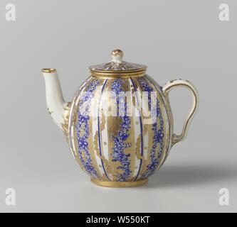 Teapot with vertical borders, Porcelain teapot with a spherical body, curved spout and C-shaped ear, painted on the glaze in blue and gold. The belly is covered with vertical bands with alternating blue flower vines or garlands against a golden background and loose flowers and a golden leaf vine that winds around a golden and blue line. The spout is decorated with a rosette and the base is modeled in leaf vines. Leaf motifs on the ear. Golden foot and rim. Cover with the same decoration and cover button in the shape of a flower. Marked on the bottom with the crowned CT including 6, 20 and OC7 Stock Photo