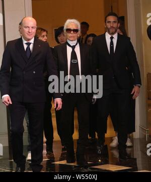 --FILE--German fashion designer Karl Lagerfeld, center, attends the 2016 Digital Fashion Grand Ceremony in Shanghai, China, 19 December 2016.     Karl Stock Photo