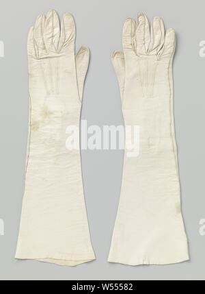 Glove of white leather, Right glove of white leather with three lines on the back. At the wrist a split with three buttons, two of which are mother-of-pearl and one worn., anonymous, West-Europa, c. 1900 - c. 1930, geheel, knopen, l 43 cm × w 13.5 cm Stock Photo